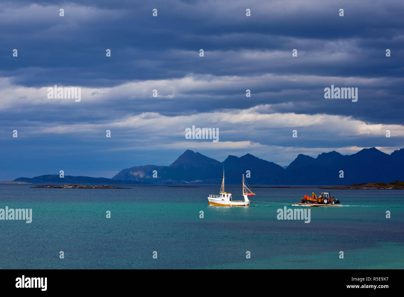 Drammatico paesaggio costiero vicino a Kjerringoy, Nordland, Norvegia Foto Stock