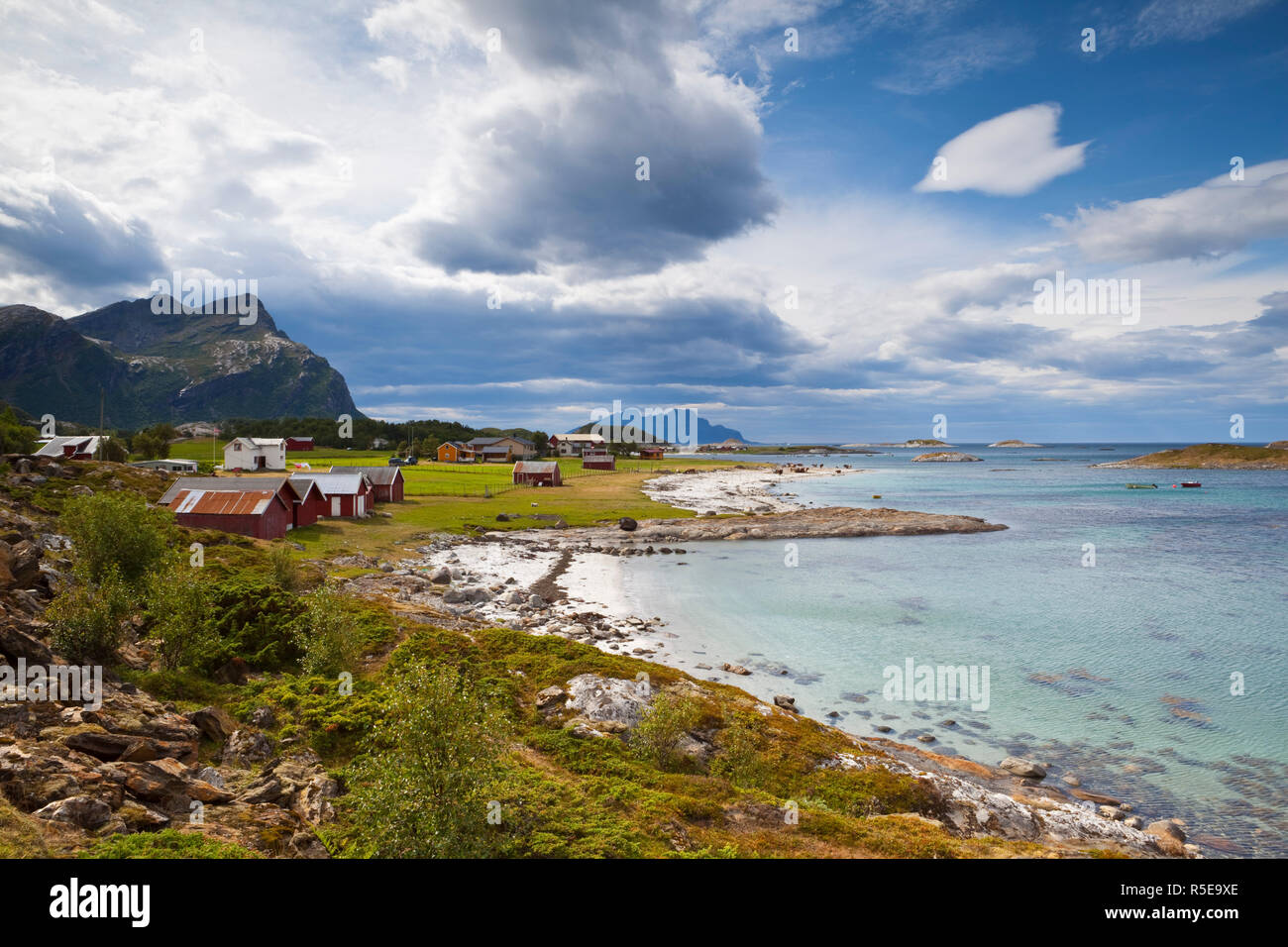 Drammatico paesaggio costiero vicino a Kjerringoy, Nordland, Norvegia Foto Stock