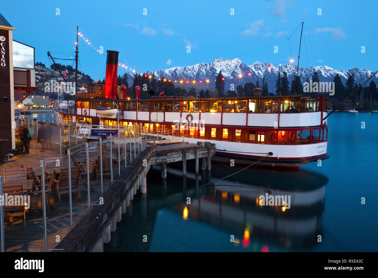 Il TSS Earnslaw & il Remarkables accesa al crepuscolo, Queenstown di Central Otago, Isola del Sud, Nuova Zelanda Foto Stock