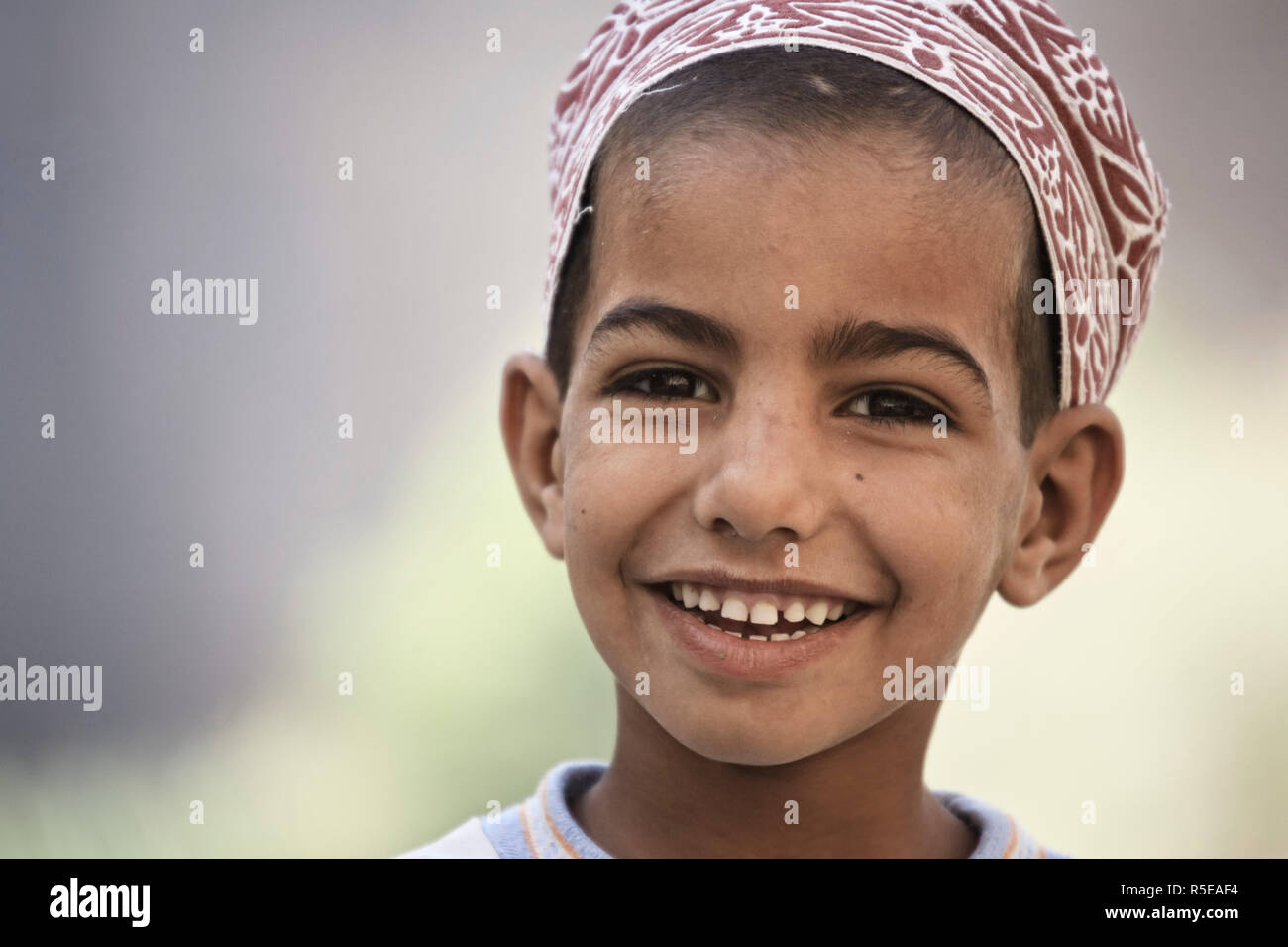 Oman, Hajjar Monti, Wadi Bani AWF, bambini locali Foto Stock