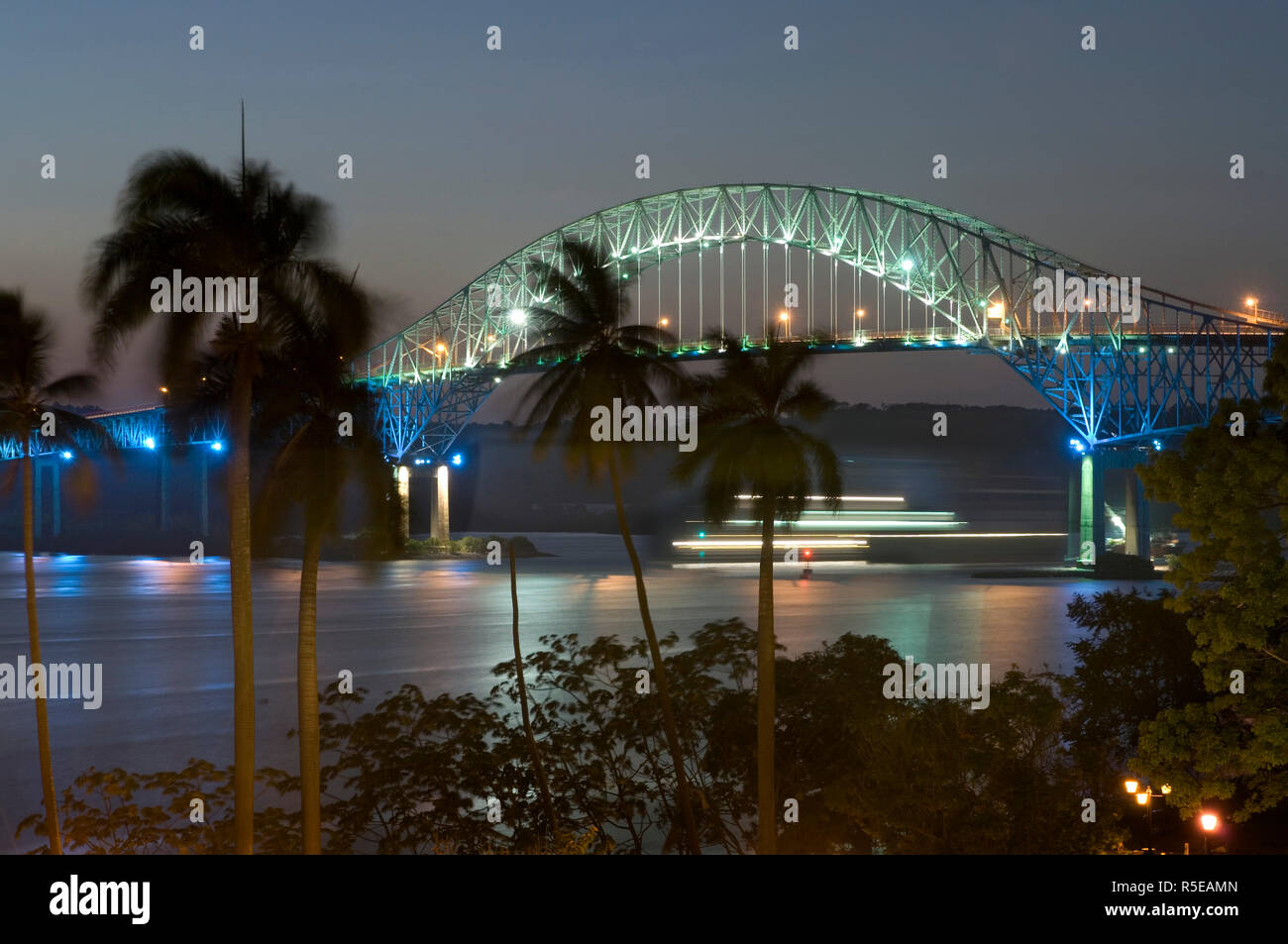 Panama, Panama Canal, Ponte delle Americhe, Pacific ingresso, striature nave luci, crepuscolo Foto Stock