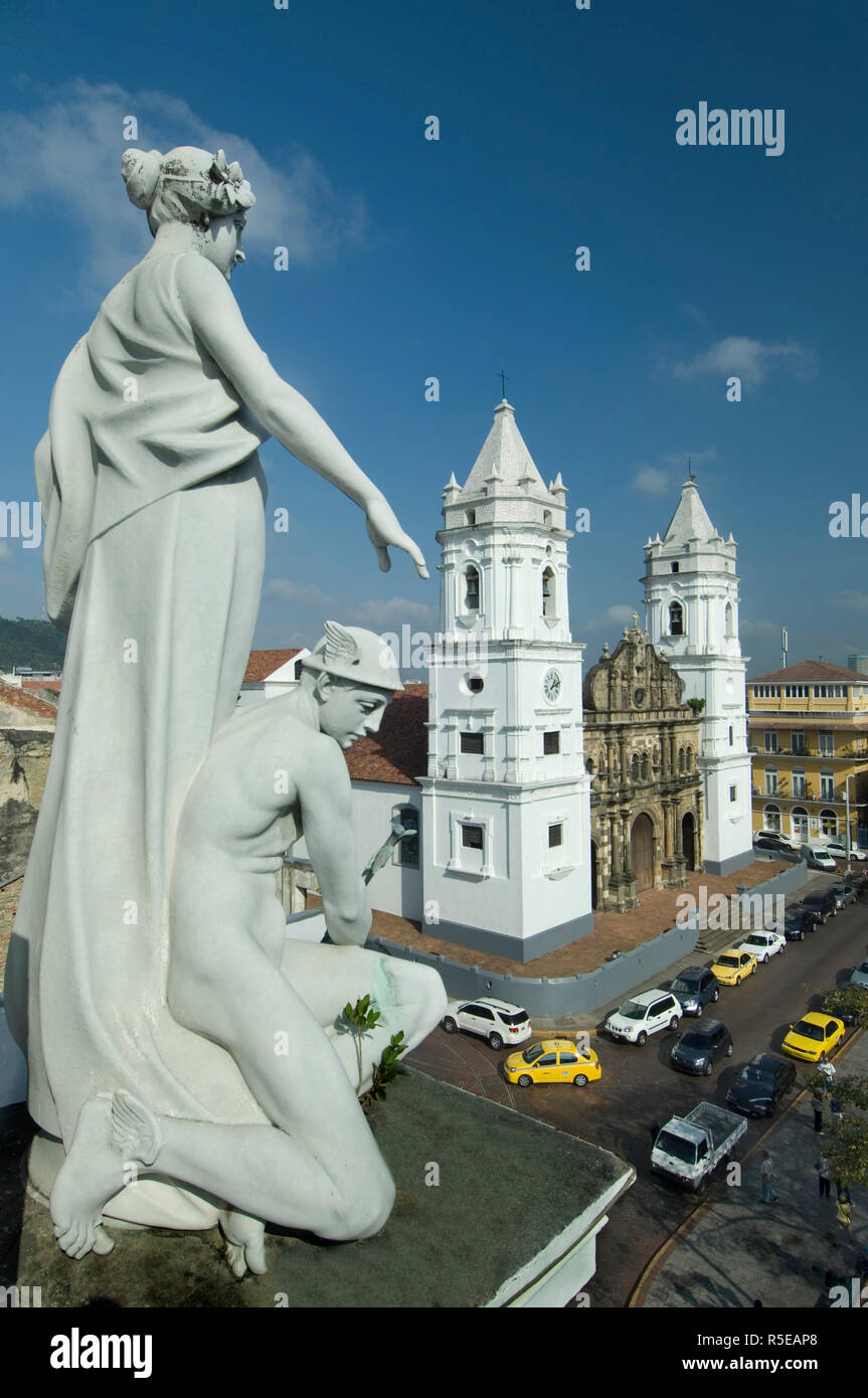 Panama, Panama City, Casco Viejo, il vecchio quartiere, Palazzo Munincipal statue, Cattedrale metropolitana bianco Twin Towers, Plaza de la Catedral, Patrimonio Mondiale dell UNESCO Foto Stock