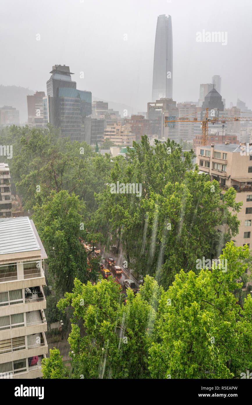 Fantastiche vedute della città di Santiago del Cile strade durante un giorno di tempesta con i lotti di acqua gocce che cadono dal cielo con la pioggia pesante sulla città Foto Stock