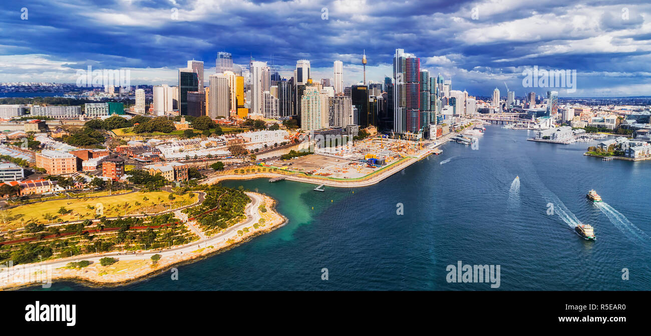 Nuovo e moderno sullo sviluppo urbano Barangaroo sulle sponde del porto di Sydney a Sydney CBD della città sotto il cielo nuvoloso nel panorama dell'antenna sulle acque di Darling harbo Foto Stock