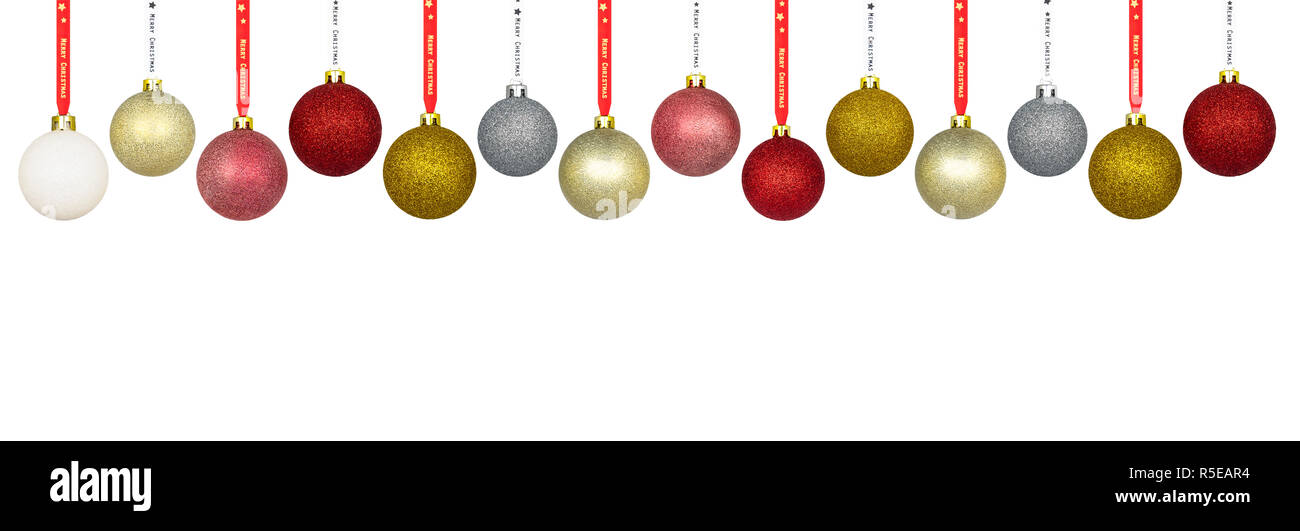 Un sacco di Natale colorati baubles appeso su un nastro, isolato su uno sfondo bianco con un tracciato di ritaglio e copia di spazio, le decorazioni di Natale. Foto Stock