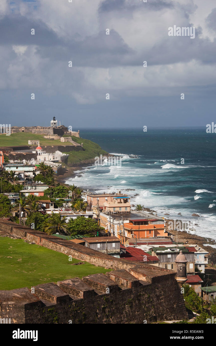 Puerto Rico, San Juan, San Juan Vecchia, El Morro fortezza e La Perla villaggio dal Fort San Cristobal Foto Stock