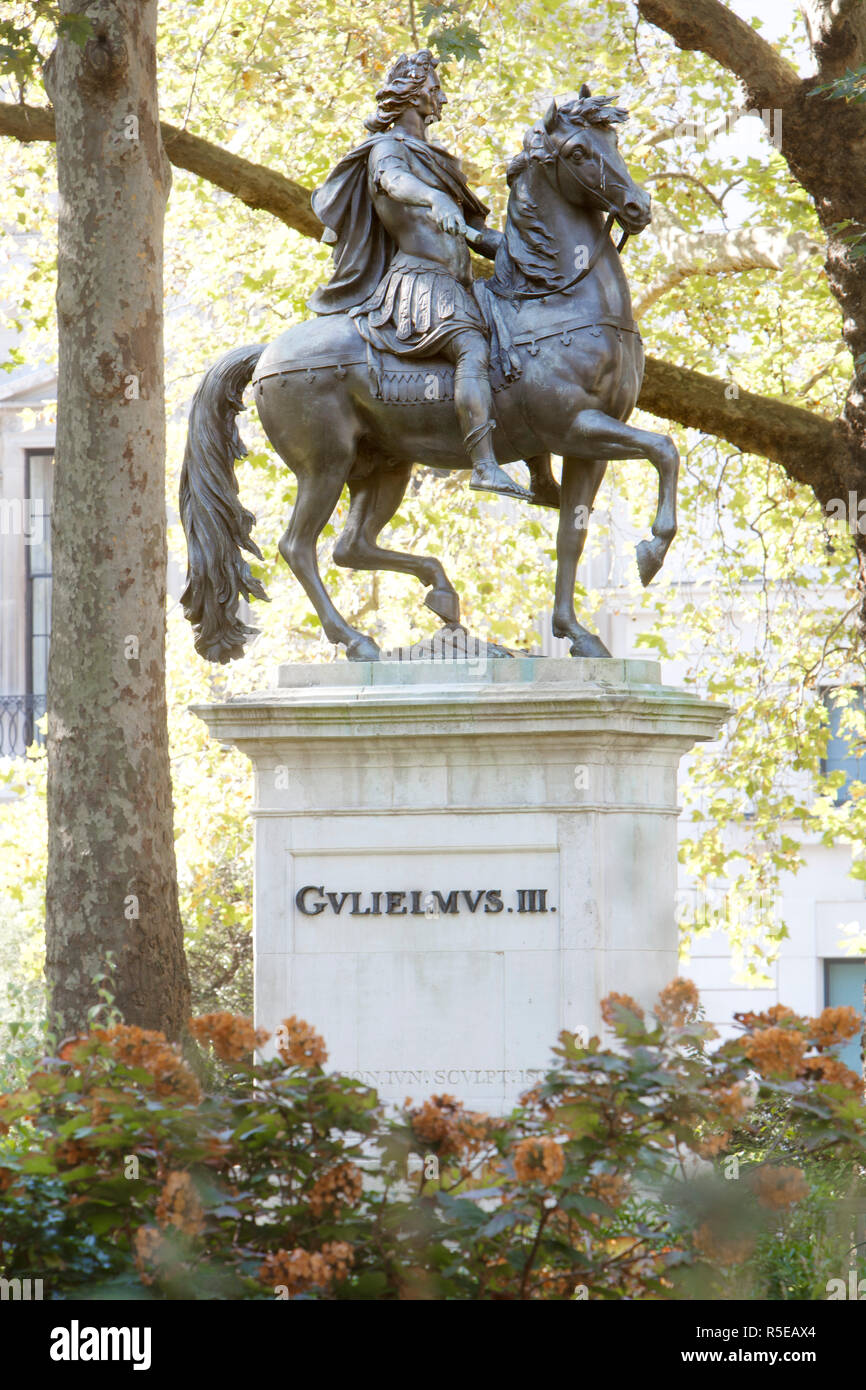 Statua equestre di William lll in abbigliamento romano, in St James Square, Londra. Foto Stock