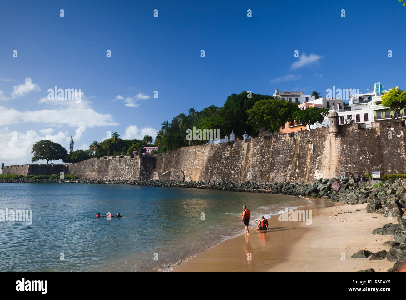 Puerto Rico, San Juan, San Juan Vecchia, le mura della città dalla Puerta de San Juan gate Foto Stock