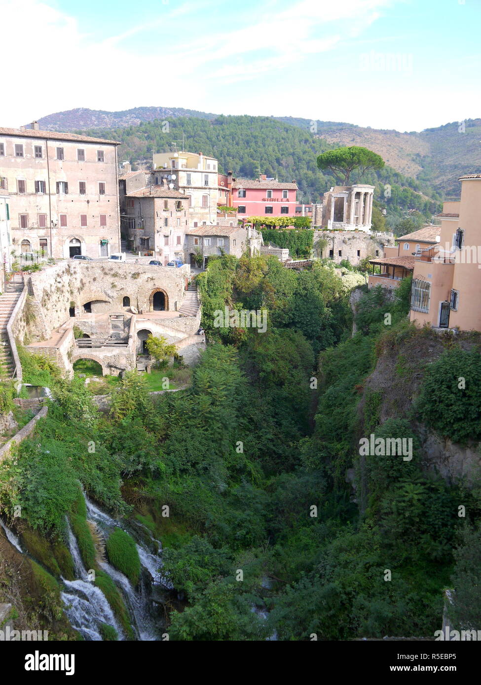 TIVOLI, Italia - 29 settembre 2017: bellissimo parco di Villa Gregoriana e affascinanti edifici medievali a Tivoli, un giorno di viaggio da Roma Foto Stock