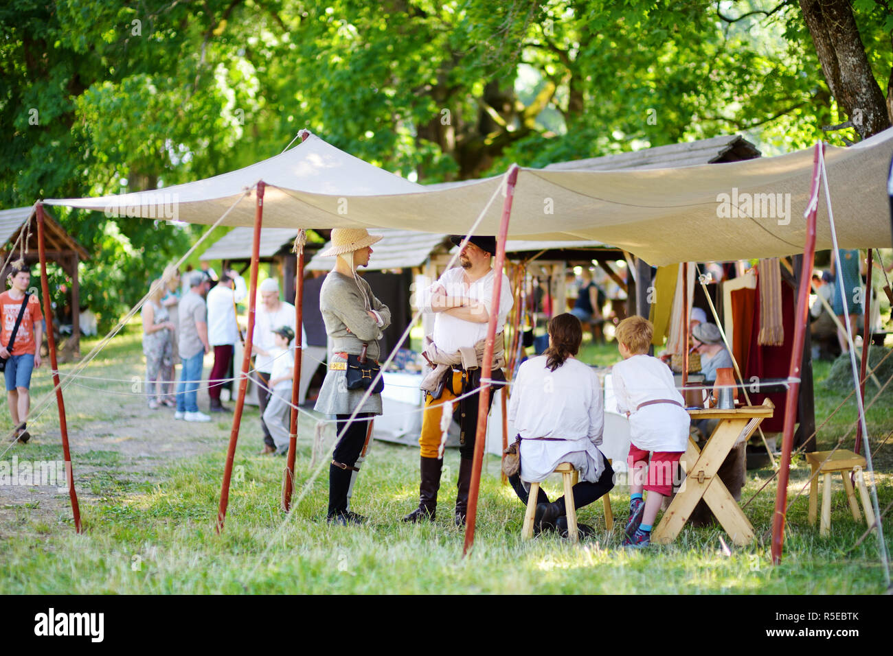 TRAKAI, Lituania - 16 giugno 2018: rievocazione storica attivisti indossando costumi medievali durante l'annuale Festival medievale, svoltasi a Trakai Peninsul Foto Stock