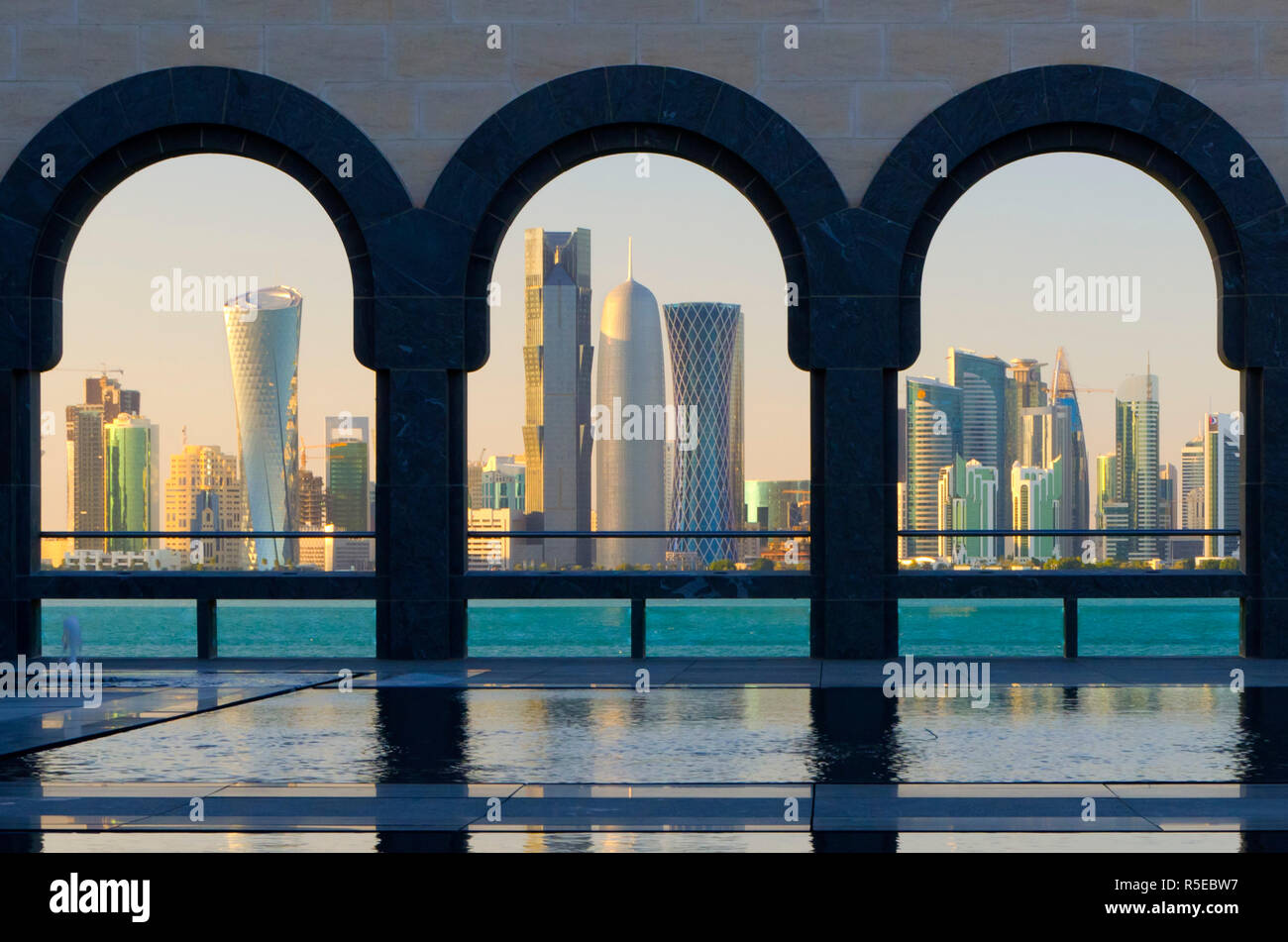 Il Qatar Doha, lo skyline di Doha, Al Bidda Tower, Palm West Tower, Burj Qatar e Torre di tornado dal museo di arte islamica Foto Stock
