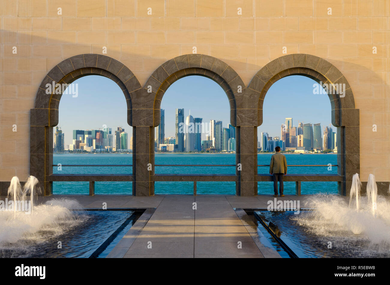Il Qatar Doha, Doha Skyline dal museo di arte islamica Foto Stock