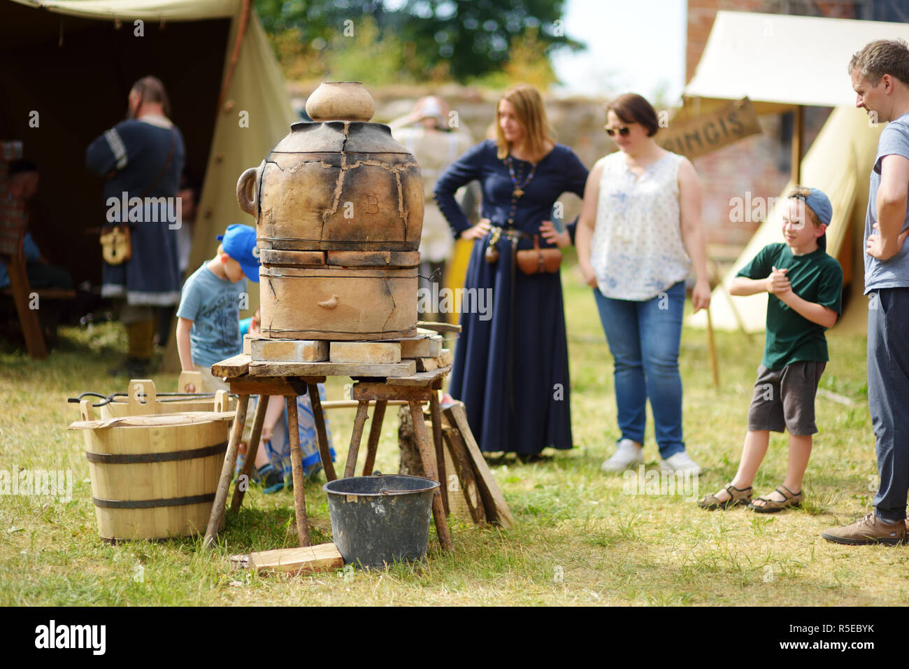 TRAKAI, Lituania - 16 giugno 2018: persone che guardano al forno di fusione durante la rievocazione storica su annuale festival medievale, svoltasi a Trakai Peninsu Foto Stock
