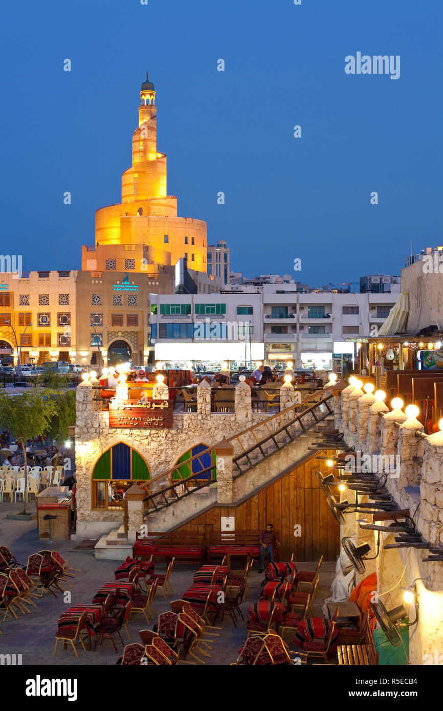 Il Qatar, il Medio Oriente e penisola arabica, Doha, il restaurato Souq Waqif con fango resi negozi e travi di legno a vista Foto Stock