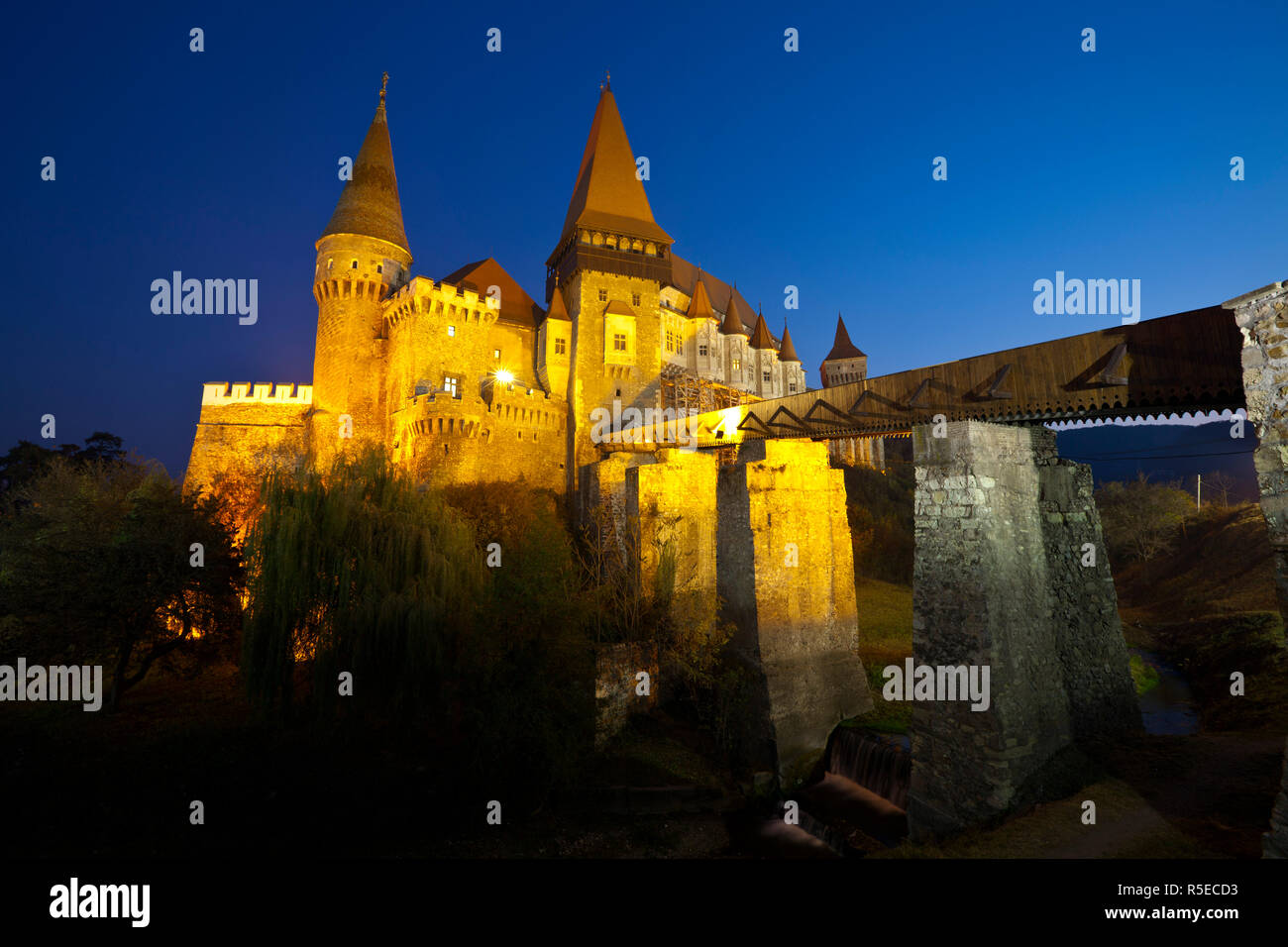 Hunyadi Castello o Corvin il castello illuminato al crepuscolo, Hunedoara, Transilvania, Romania Foto Stock