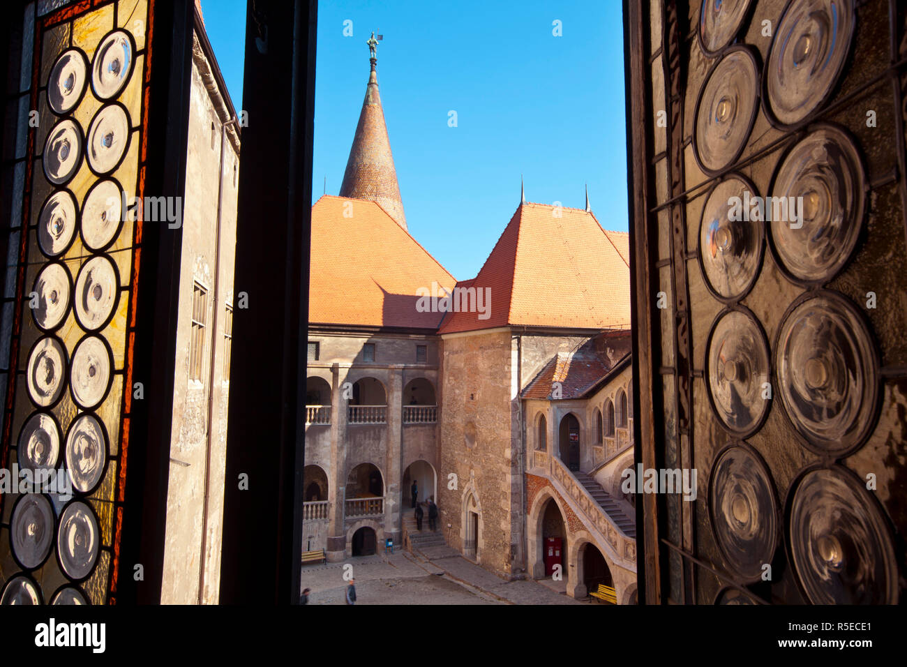 Ornato wondows si aprono sul cortile, Hunyadi Castello o Corvin il castello di Hunedoara, Transilvania, Romania Foto Stock