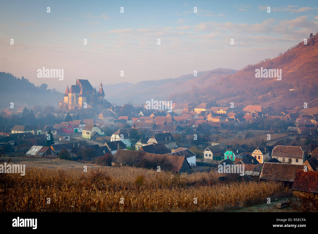 Vista in elevazione al di sopra di Biertan presso sunrise, Biertan, nr. Sighisoara, Transilvania, Romania Foto Stock