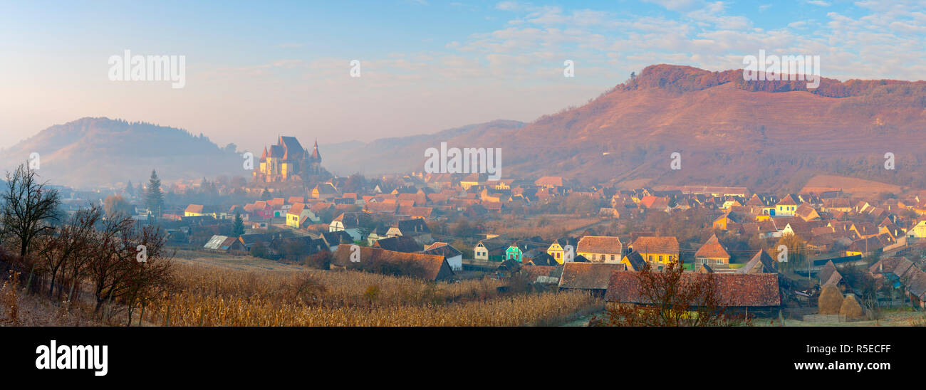 Vista in elevazione al di sopra di Biertan presso sunrise, Biertan, nr. Sighisoara, Transilvania, Romania Foto Stock