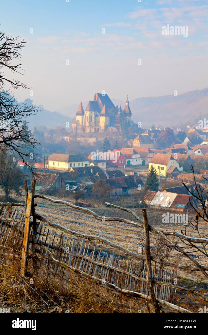 Vista in elevazione al di sopra di Biertan presso sunrise, Biertan, nr. Sighisoara, Transilvania, Romania Foto Stock