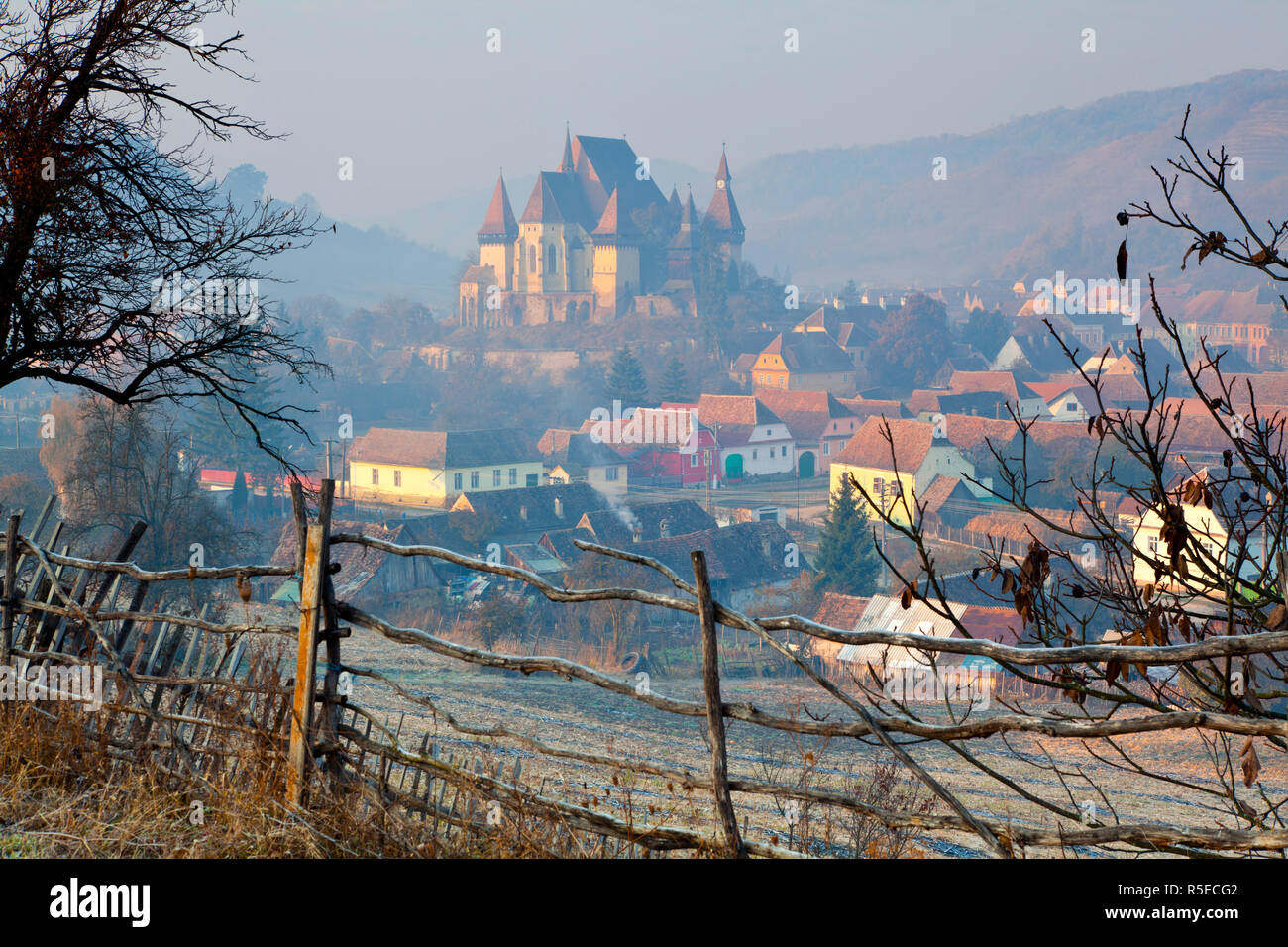 Vista in elevazione al di sopra di Biertan presso sunrise, Biertan, nr. Sighisoara, Transilvania, Romania Foto Stock