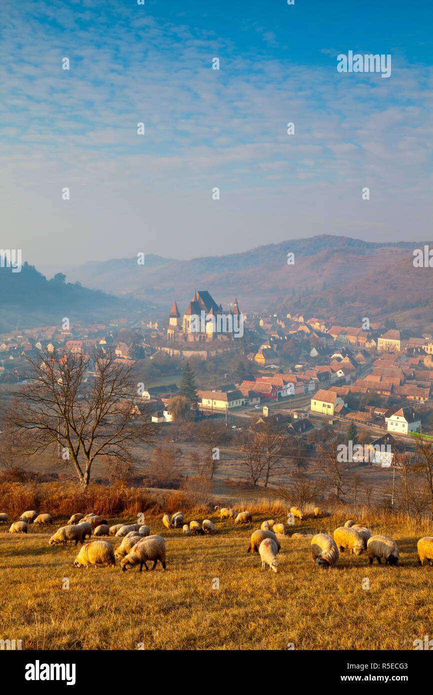 Vista in elevazione al di sopra di Biertan presso sunrise, Biertan, nr. Sighisoara, Transilvania, Romania Foto Stock