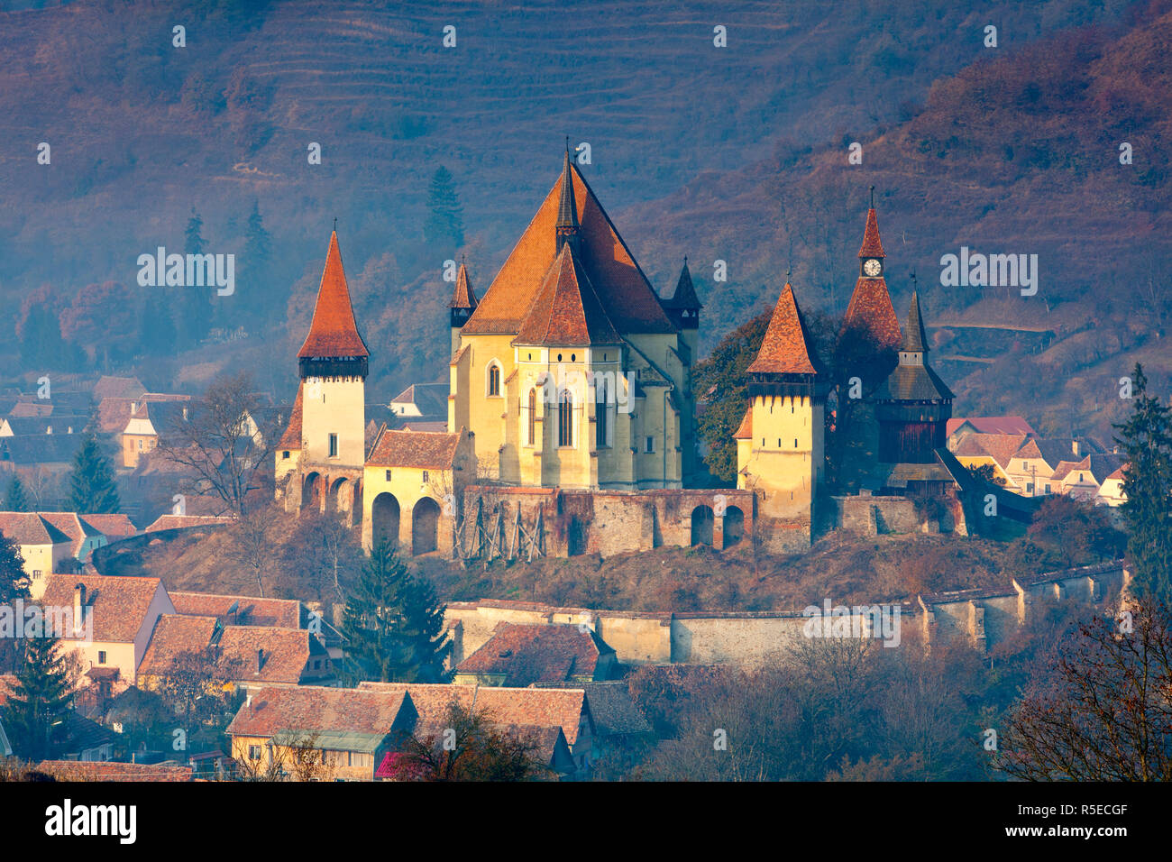 Vista in elevazione al di sopra di Biertan chiesa fortificata di sunrise, Biertan, nr. Sighisoara, Transilvania, Romania Foto Stock