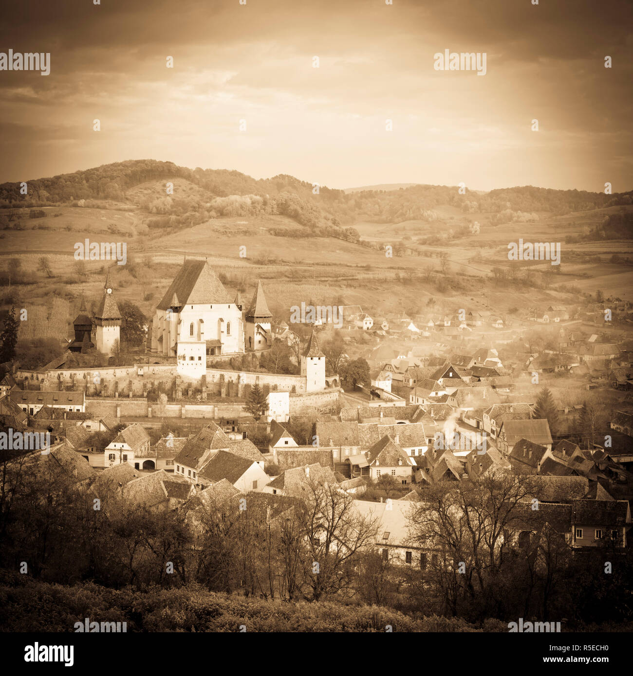 Vista in elevazione al di sopra di Biertan al tramonto, Biertan, nr. Sighisoara, Transilvania, Romania Foto Stock