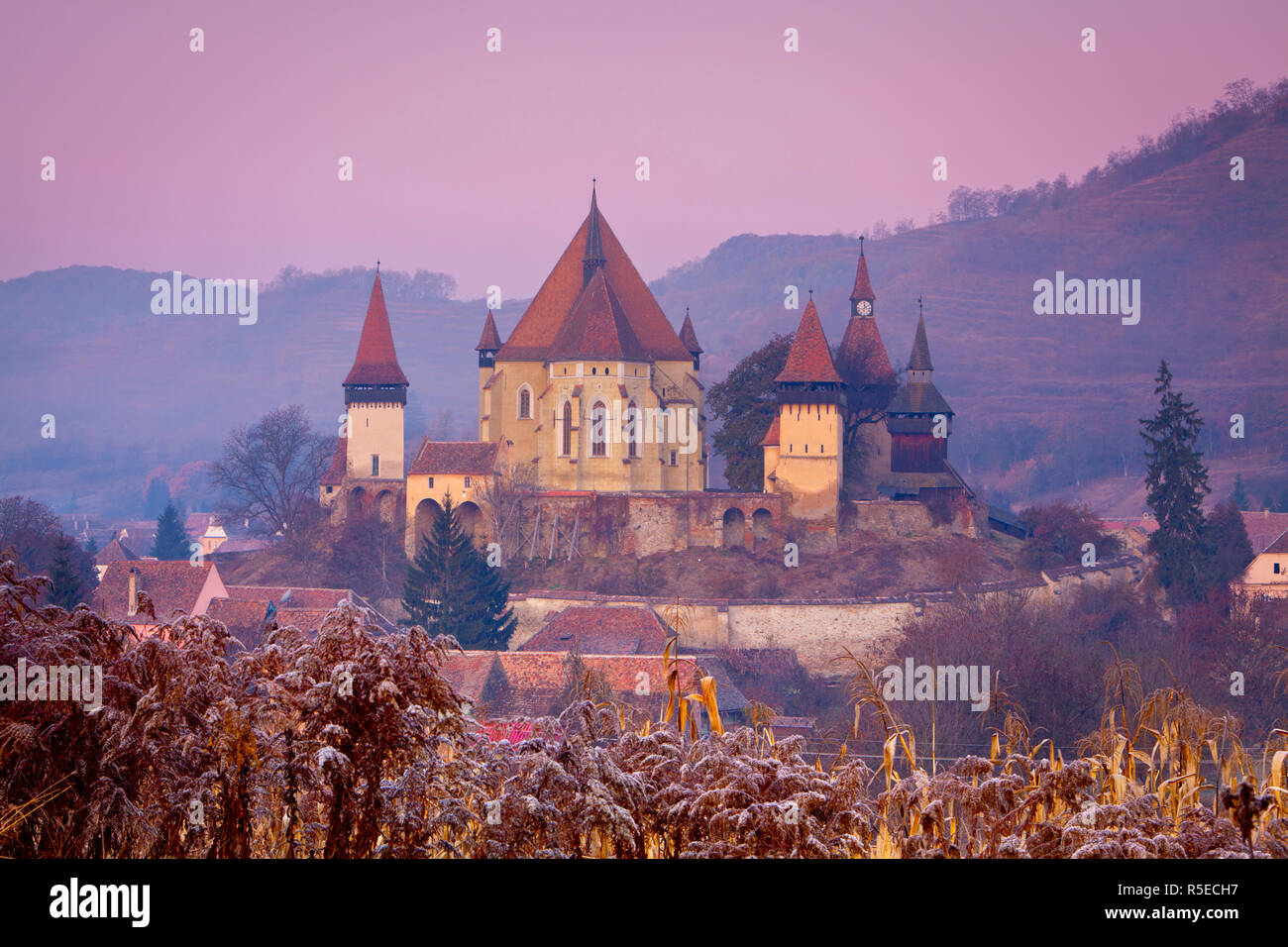 Vista in elevazione verso Biertan chiesa fortificata al crepuscolo, Biertan, nr. Sighisoara, Transilvania, Romania Foto Stock