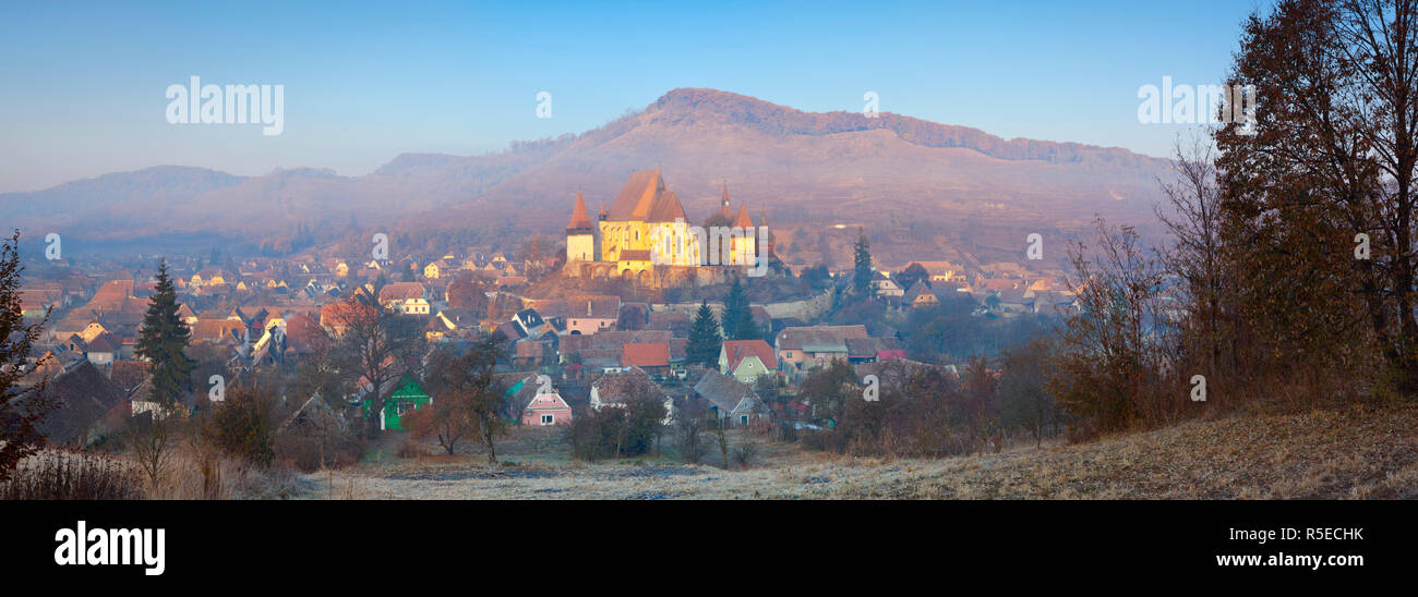 Vista in elevazione al di sopra di Biertan presso sunrise, Biertan, nr. Sighisoara, Transilvania, Romania Foto Stock