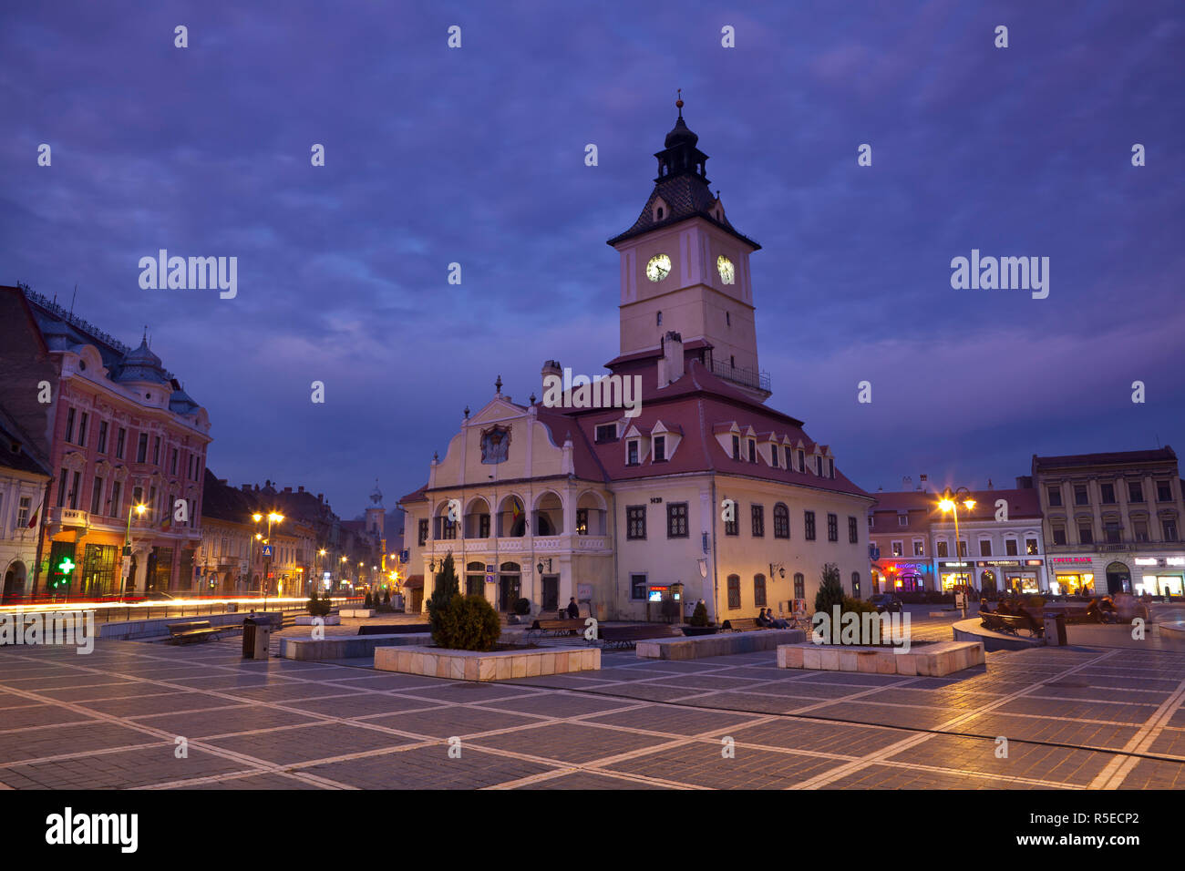Brasov's Old Town Hall illuminata al crepuscolo, Piata Sfatului, Brasov, Transilvania, Romania Foto Stock
