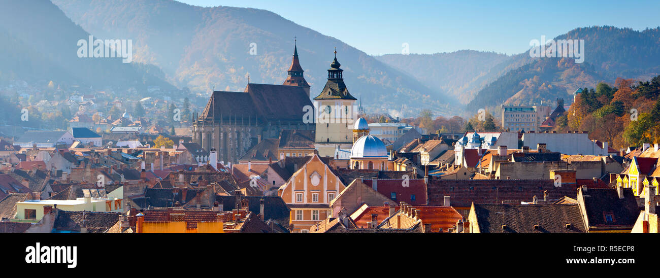 La Chiesa Nera e la Torre dell Orologio, Piata Sfatului, Brasov, Transilvania, Romania Foto Stock