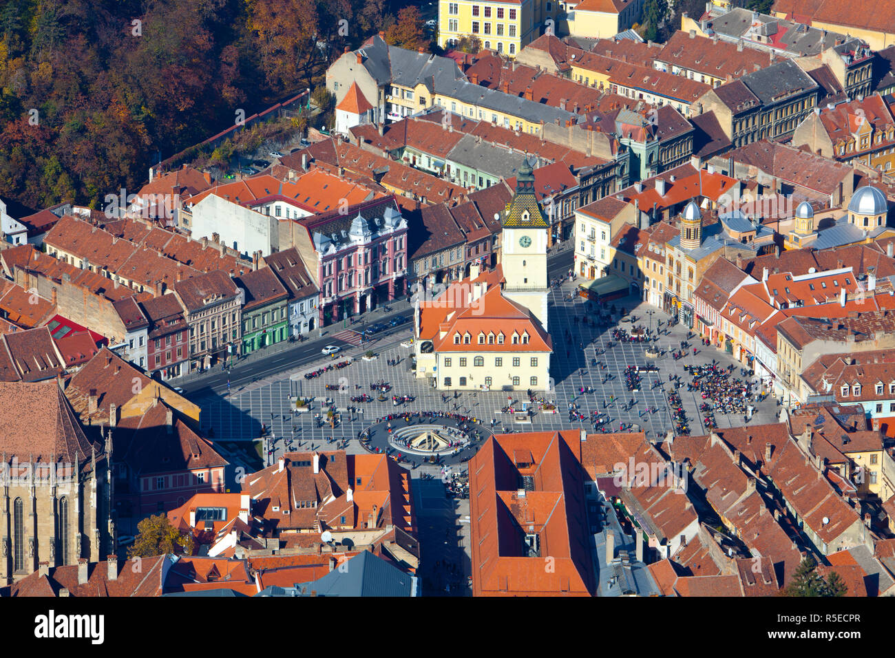 Vista in elevazione su Old Town City Center & tetti, Piata Sfatului, Brasov, Transilvania, Romania Foto Stock