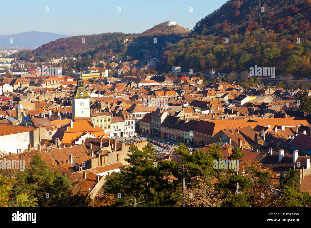Vista in elevazione su Old Town City Center & tetti, Piata Sfatului, Brasov, Transilvania, Romania Foto Stock