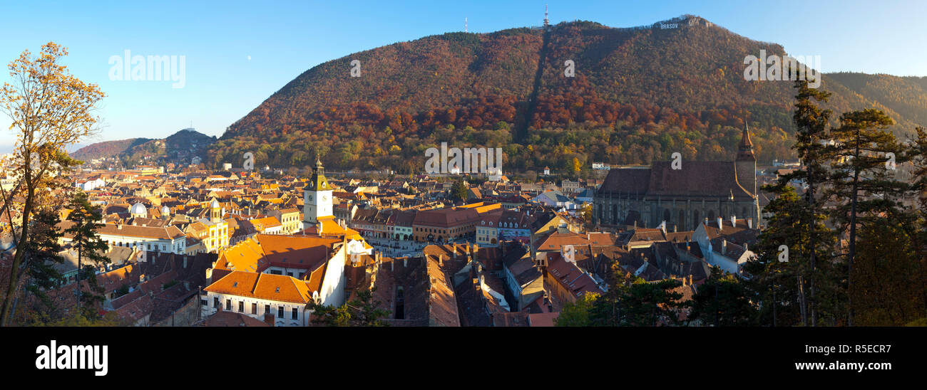 La Chiesa Nera & Municipio Torre dell Orologio illuminato al tramonto, Piata Sfatului, Brasov, Transilvania, Romania Foto Stock