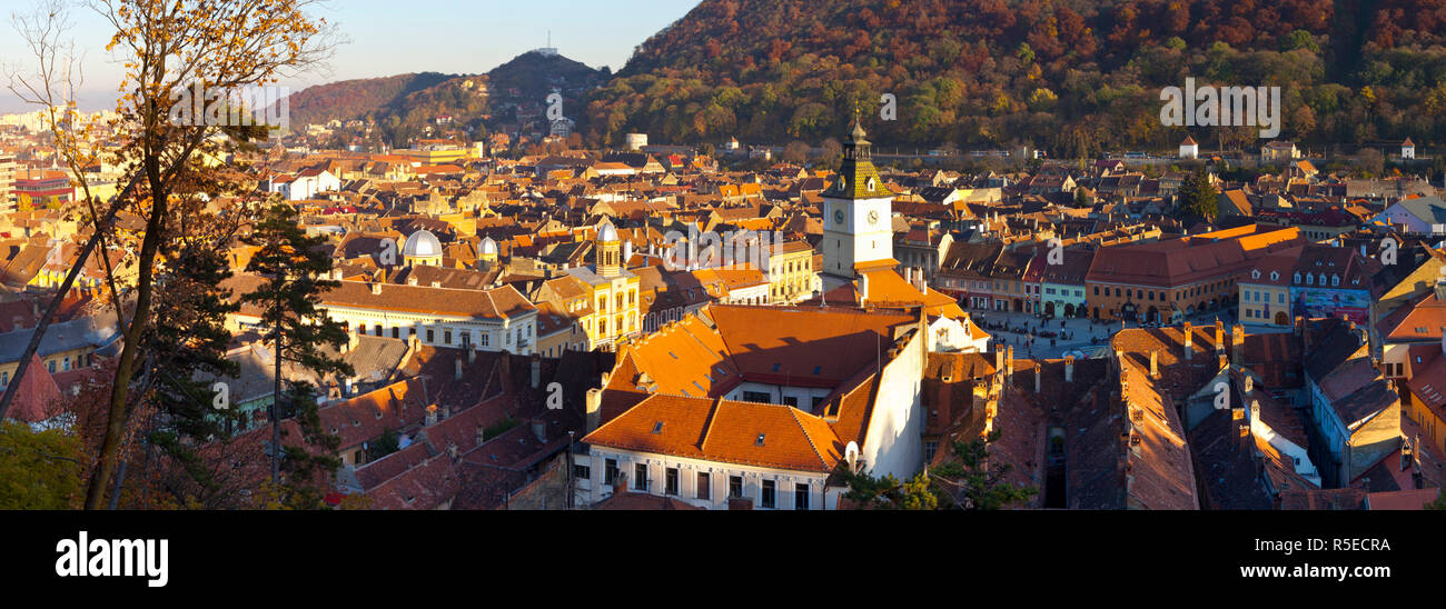 Vista in elevazione su Old Town City Center & tetti, Piata Sfatului, Brasov, Transilvania, Romania Foto Stock