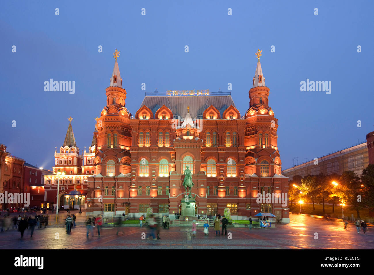 Il Museo storico e il Maresciallo Zhukov statua, Mosca, Russia Foto Stock