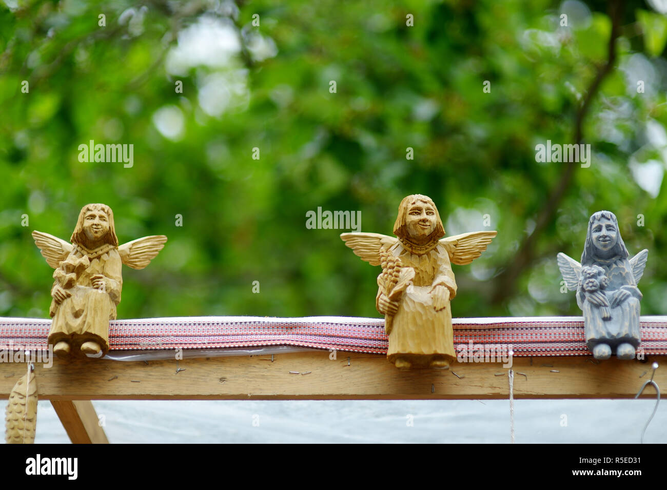 Carino in legno colorato angeli venduti su fiere estive a Vilnius. Foto Stock