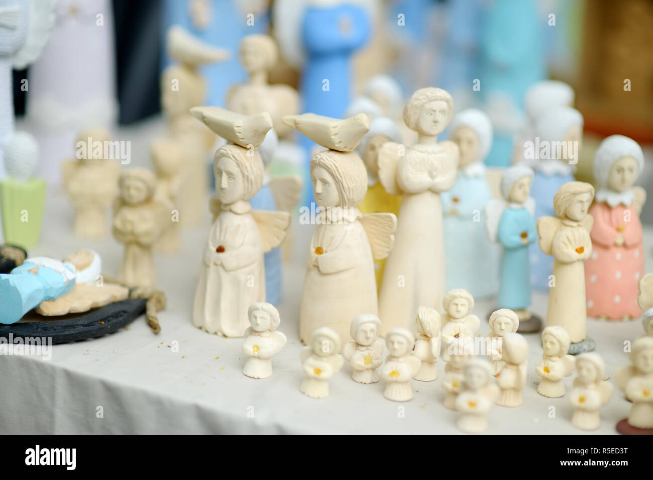 Carino in legno colorato angeli venduti sul mercato di Pasqua a Vilnius. Capitale lituana annuali di artigianato tradizionale fiera che si tiene ogni mese di marzo sulla Città Vecchia stre Foto Stock