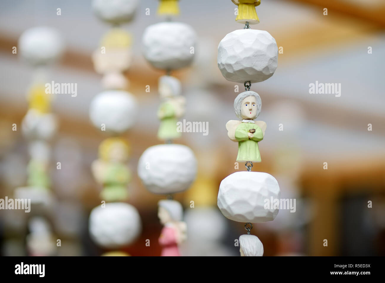 Carino in legno colorato angeli venduti sul mercato di Pasqua a Vilnius. Capitale lituana annuali di artigianato tradizionale fiera che si tiene ogni mese di marzo sulla Città Vecchia stre Foto Stock