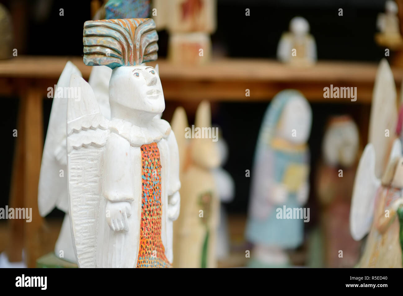 Carino in legno colorato angeli venduti sul mercato di Pasqua a Vilnius. Capitale lituana annuali di artigianato tradizionale fiera che si tiene ogni mese di marzo sulla Città Vecchia stre Foto Stock