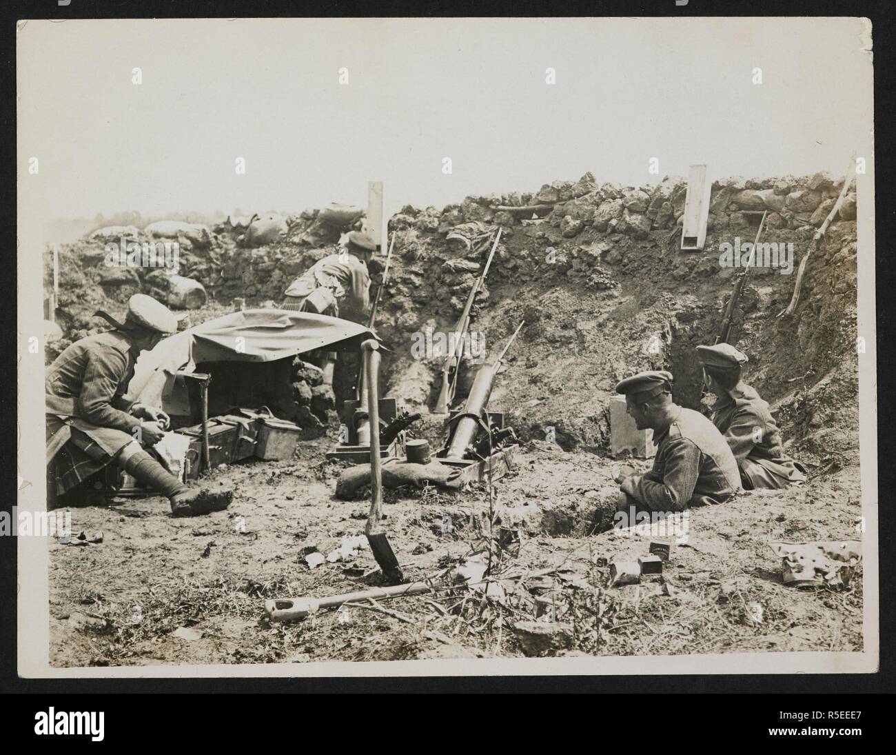 Una pistola bomba sezione. Un momento facile nelle trincee [St Floris, Francia]. Gli uomini del 1 ° Seaforth Montanari nelle trincee, con un uomo che guarda oltre il cerchio attraverso un periscopio, 23 luglio 1915. Record dell'esercito indiano in Europa durante la Prima Guerra Mondiale. Xx secolo, 23 luglio 1915. Gelatina stampe d'argento. Fonte: Foto 24/(38). Autore: Girdwood, H. D. Foto Stock