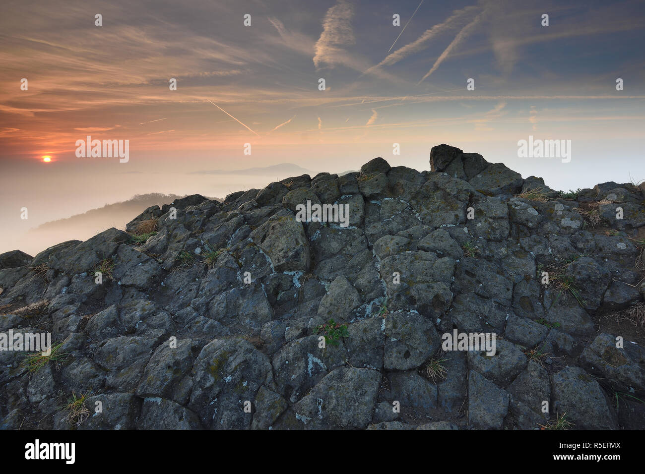 Pigra mattina Misty Mountains. Arrotondato collina esposta. Una fitta nebbia. Blue silenzioso paesaggio. Foto Stock