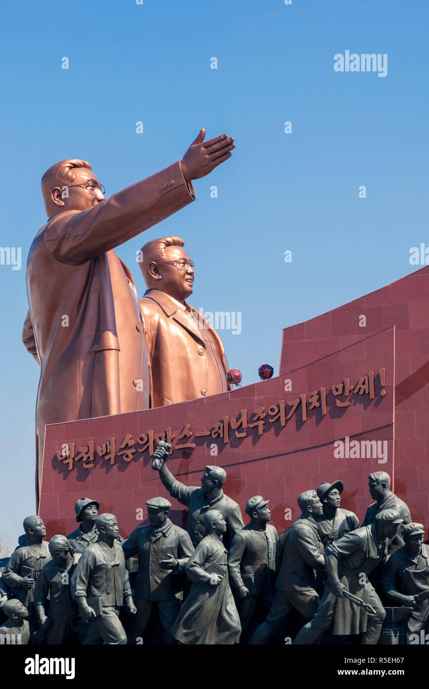 Popoli democratici la Repubblica di Corea (DPRK), Corea del Nord Pyongyang, Mansudae Grand monumento, statue di ex presidenti Kim Il-Sung e Kim Jong Il, Mansudae Assembly Hall a Mansu Hill Foto Stock
