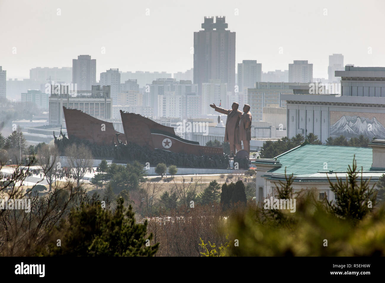 Mansudae Grand monumento, statue di ex presidenti Kim Il-Sung e Kim Jong Il, Mansudae Assembly Hall a Mansu Hill, Pyongyang, Nord Corea, Repubblica popolare democratica di Corea Foto Stock