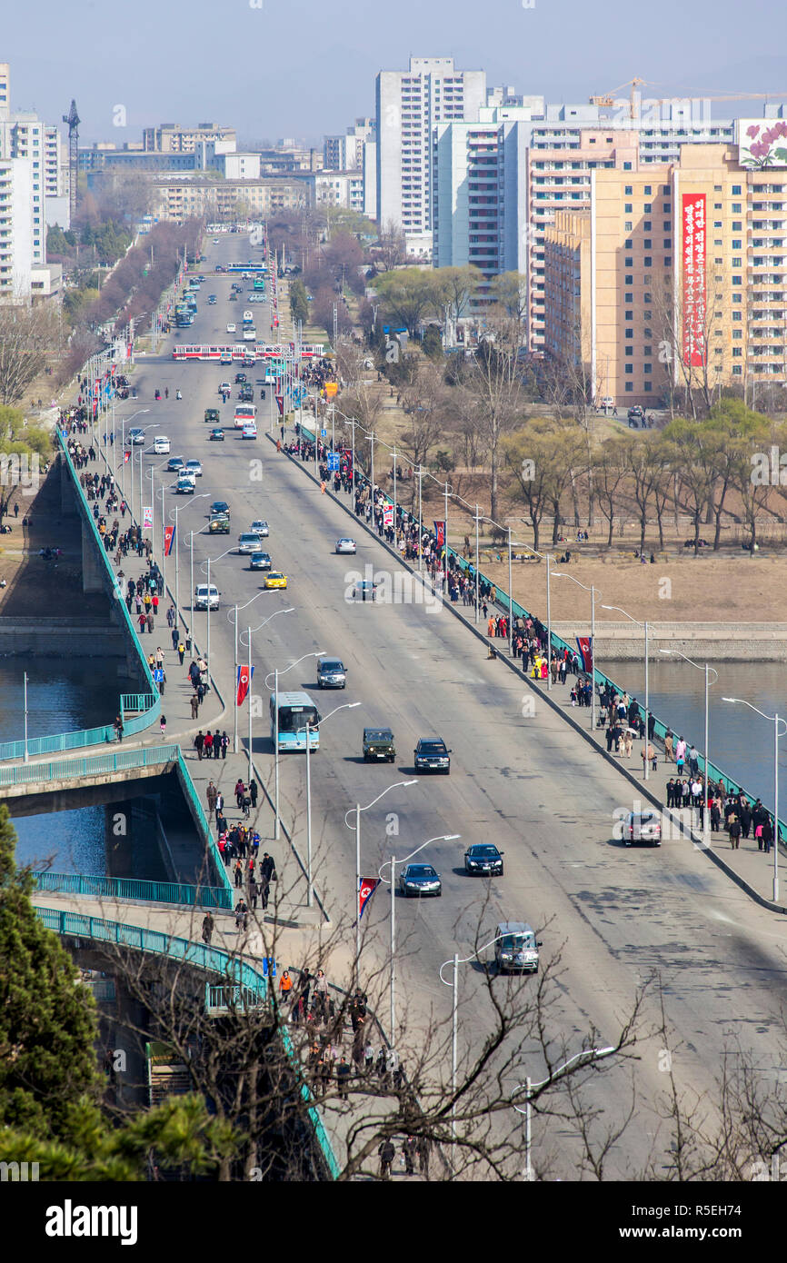 Popoli democratici la Repubblica di Corea (DPRK), Corea del Nord Pyongyang, Rungna ponte che attraversa il fiume Taedong nel centro di Pyongyang Foto Stock