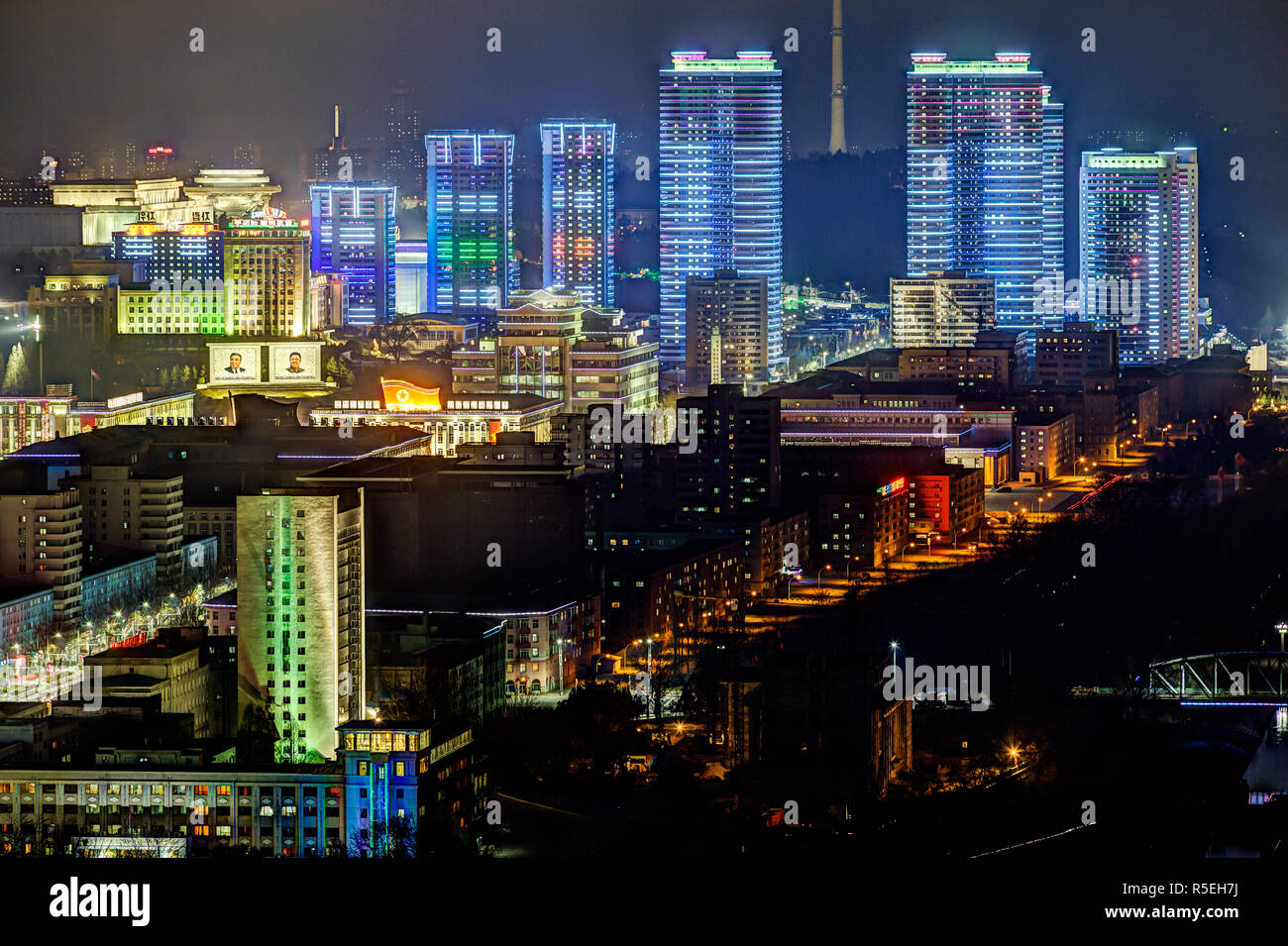 Pyongyang, nuovi edifici moderni nel centro di Pyongyang colorfully illuminata di notte Foto Stock