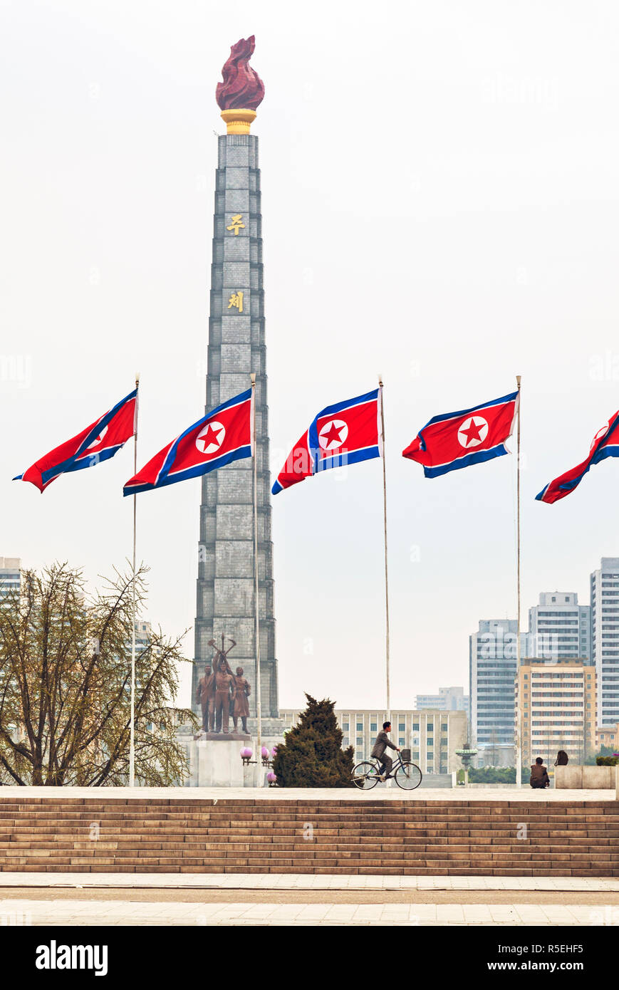 Popoli democratici la Repubblica di Corea (DPRK), Corea del Nord Pyongyang, Juche Tower e il fiume Taedong Foto Stock