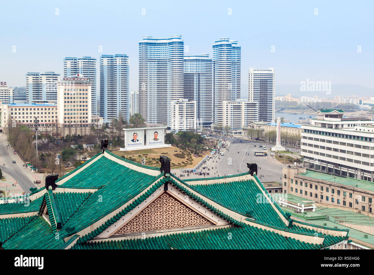 Popoli democratici la Repubblica di Corea (DPRK), Corea del Nord Pyongyang, vista in elevazione oltre lo skyline della città mostra moderno appartamento edifici e tetti tradizionali Foto Stock