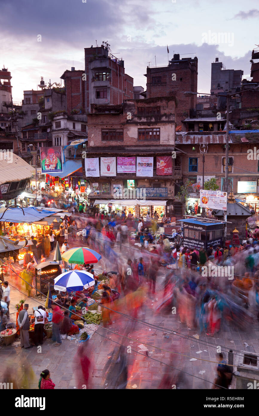 Asan Tole, Kathmandu, Nepal, mercato centrale al crepuscolo Foto Stock