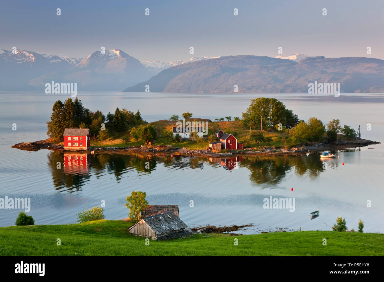Piccola isola in Hardangerfjorden nr Bergen, Fiordi Occidentali, Norvegia Foto Stock